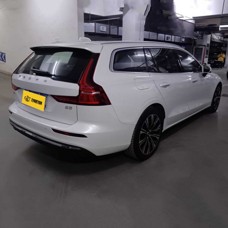 Volvo V60 B5 Inscription Luxury Edition Estate Sedan 2024 года: подержанный автомобиль в скандинавском стиле для тех, кто ценит стиль жизни.