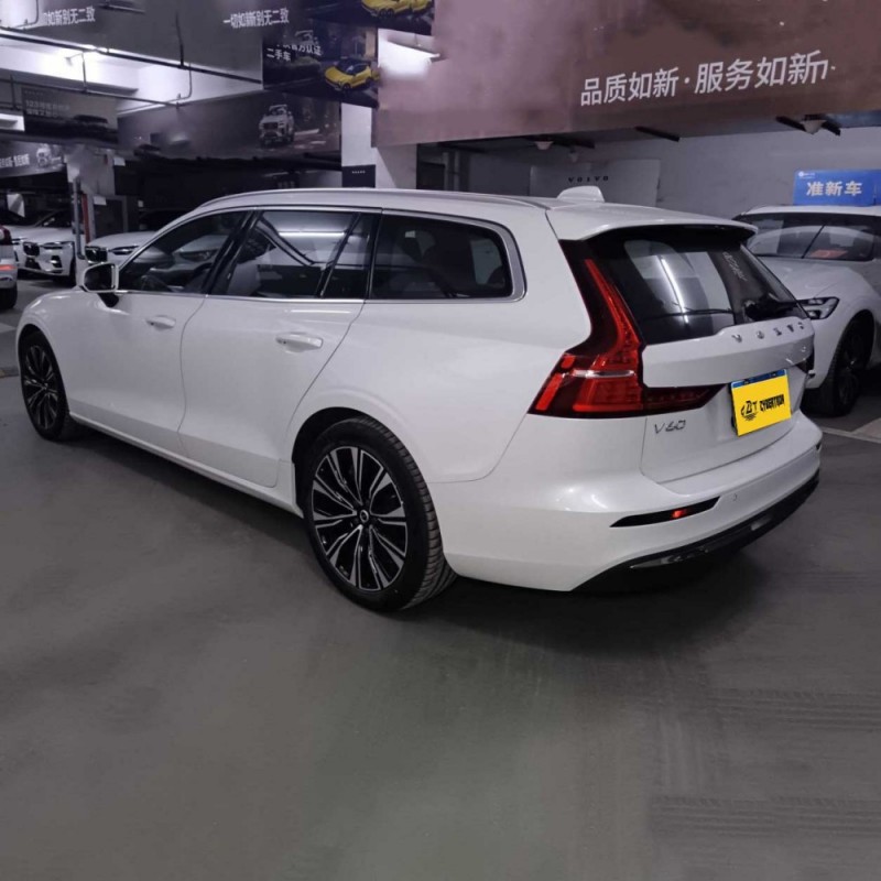 Volvo V60 B5 Inscription Luxury Edition Estate Sedan 2024 года: подержанный автомобиль в скандинавском стиле для тех, кто ценит стиль жизни.