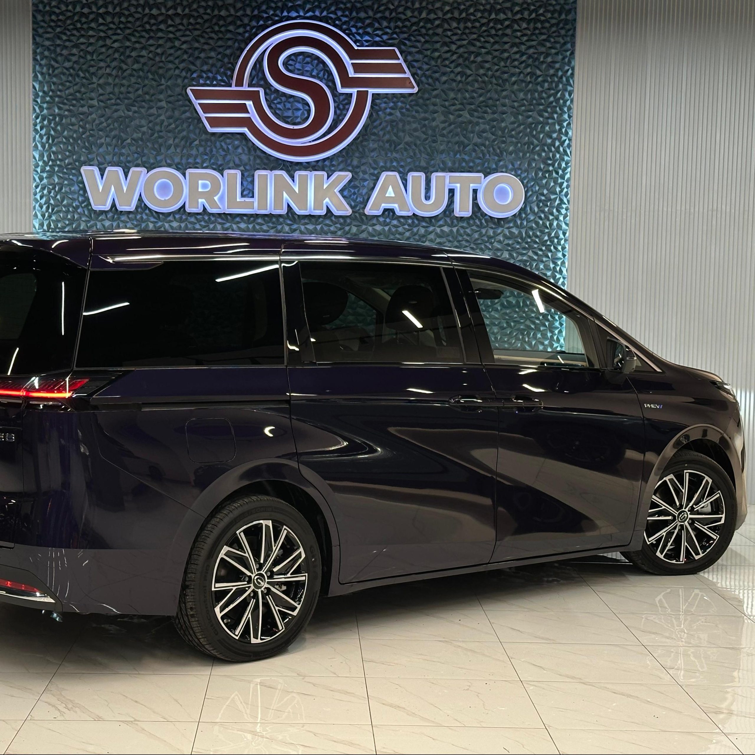 GAC E8 Plug-in Hybrid MPV – 7-местный семейный минивэн, комплектация Premium, увеличенный запас хода, в наличии в России.