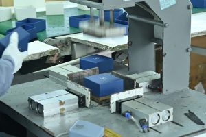 Высокоточное оборудование V-Cut на заводе Seismo Group в Дунгуане для фрезеровки углов 90 градусов в дизайне премиальной упаковки.