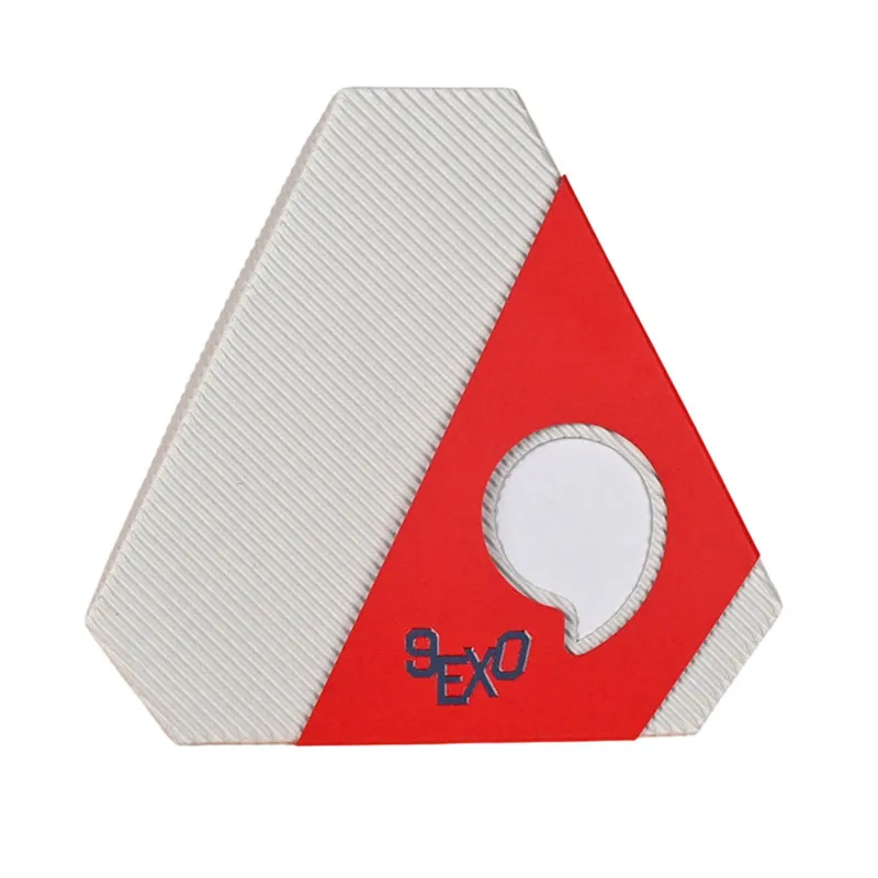 Решение по экологичной упаковке нестандартной формы с поясом для одежды