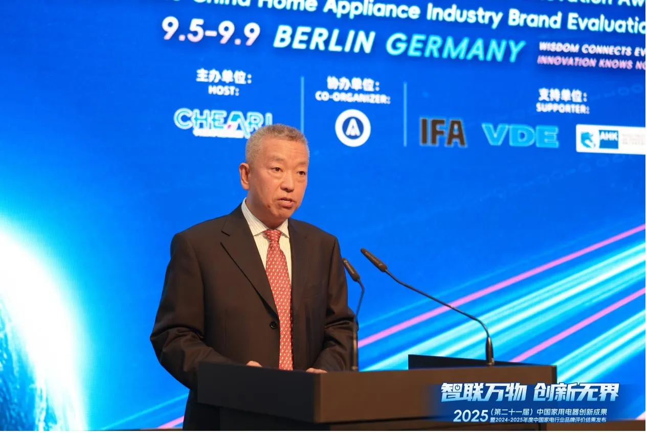 Советник Ли Цзюнь из экономического и торгового отдела Посольства Китайской Народной Республики в Федеративной Республике Германия