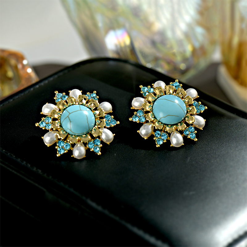 Серьги-гвоздики из натурального камня с жемчугом и драгоценными камнями