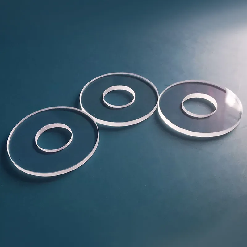 Окна из плавленого кварца с отверстием