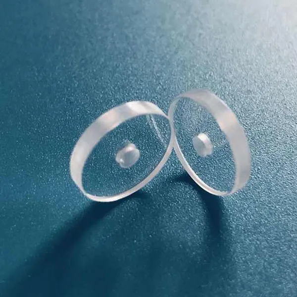 Какова цель использования перфорированных сапфировых окон в оптике?