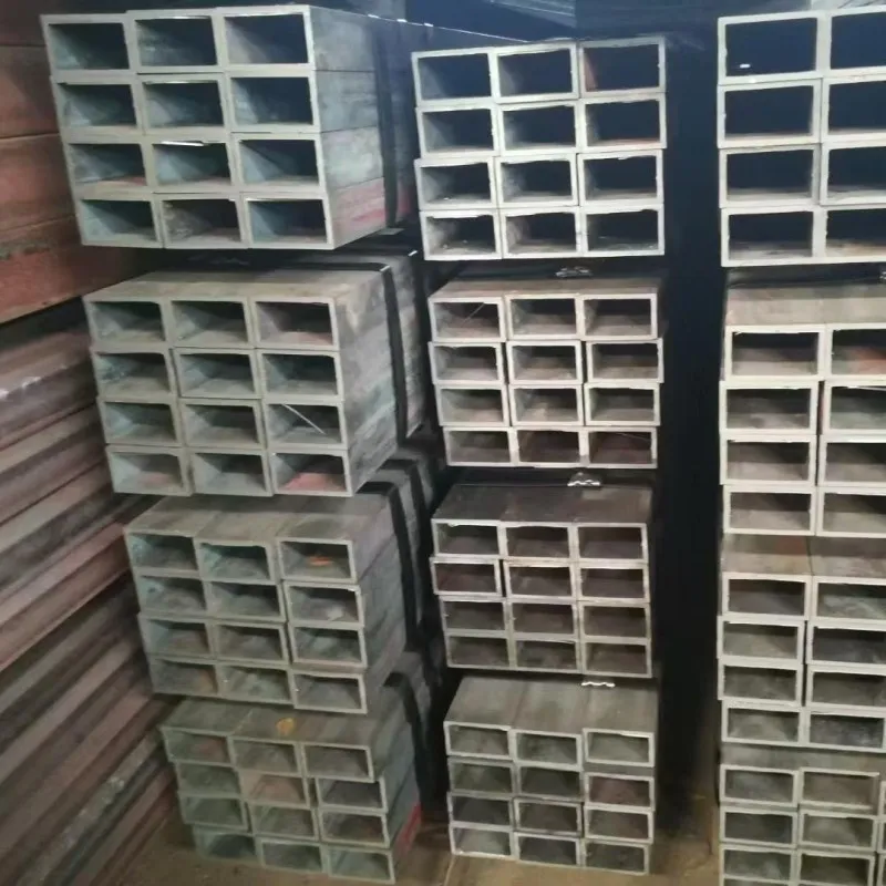 Чёрная квадратная труба