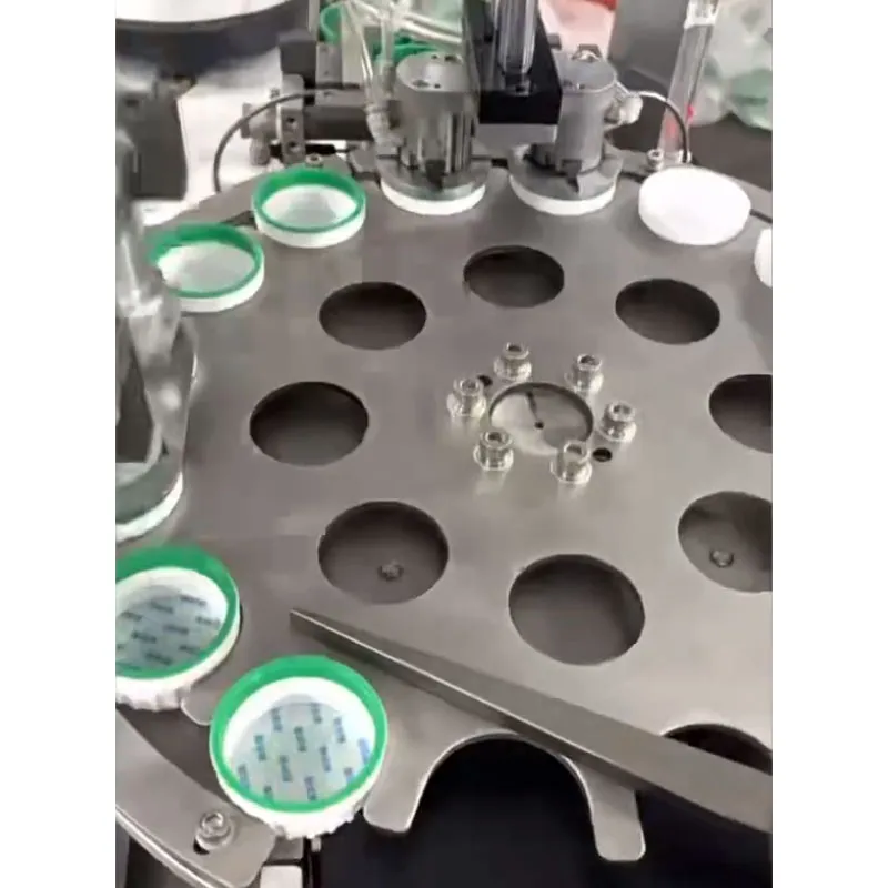 Различные машины для наполнения крышек бутылок пленкой – нестандартная адаптация