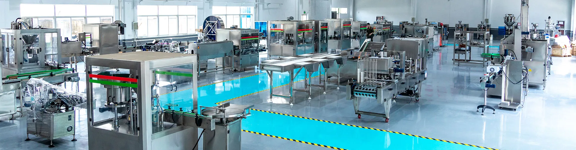 Линейная 6-головочная вакуумная машина для горячего розлива под отрицательным давлением