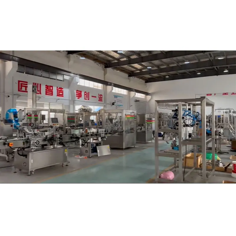 В цехе царило оживление, гудели станки, и каждый рабочий выполнял свою работу. Весь цех был погружен в напряженную, но упорядоченную суету.