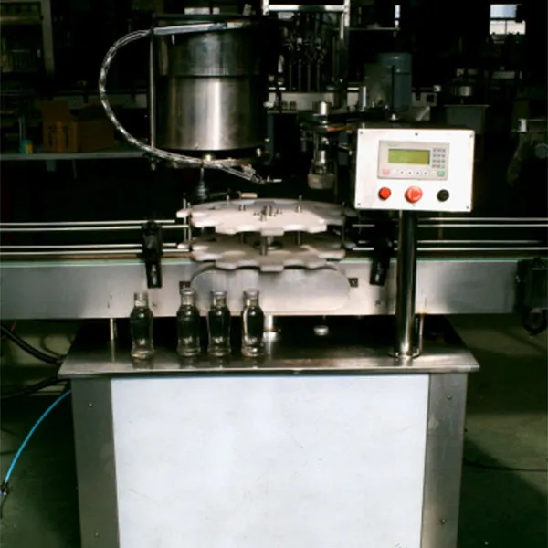 Автоматическая машина для подачи и закручивания (обкатки) крышек 2