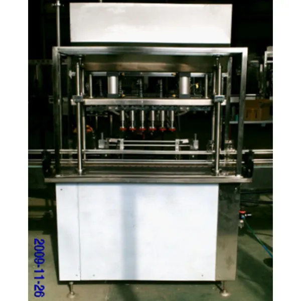 Линейная 6-головочная вакуумная машина для горячего розлива под отрицательным давлением