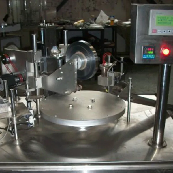 Машина для микродозирования и герметизации малых круглых флаконов с биореактивами