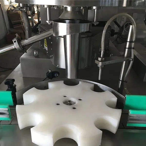 Машина для наполнения жареных перцовых соусов и долива масла