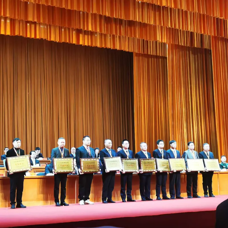 ООО Лиян Тяньмуху Мясные Продукты Генеральный директор Вэй сохранил звание «Пятизвездочного предпринимателя»; Мастерство нематериального культурного наследия ведет к развитию высококачественного предприятия