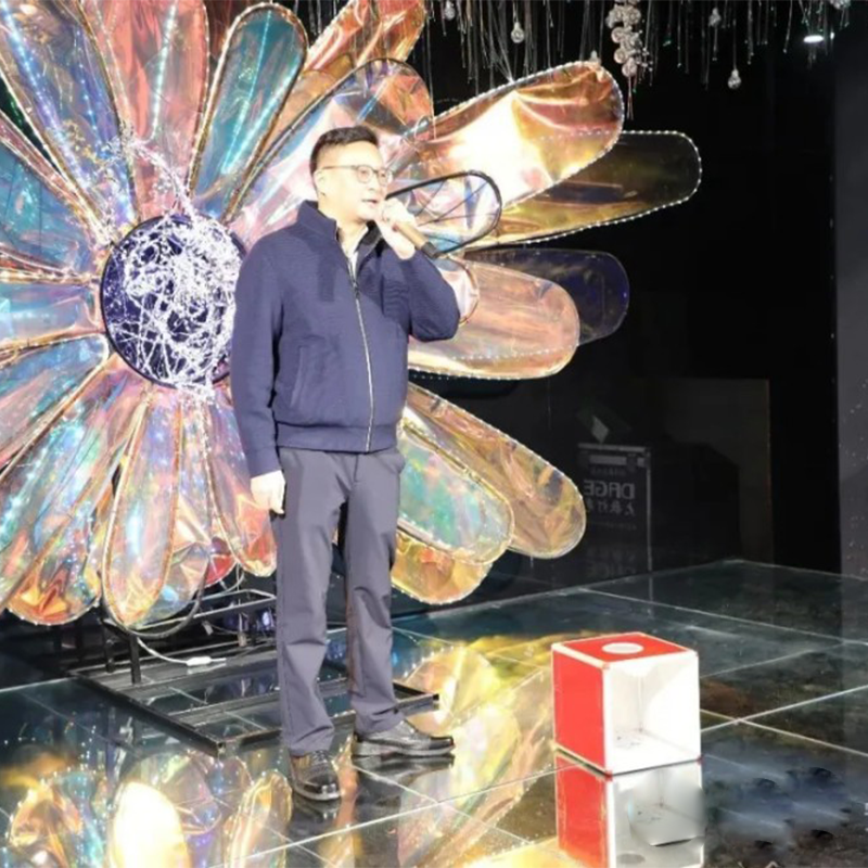 Верхом на лошади и храбрым порком-Юй Бэнган, генеральный директор компании ООО Аньхой Синьшили Технолоджи Девелопмент присутствовал на ежегодном собрании и выступил с речью