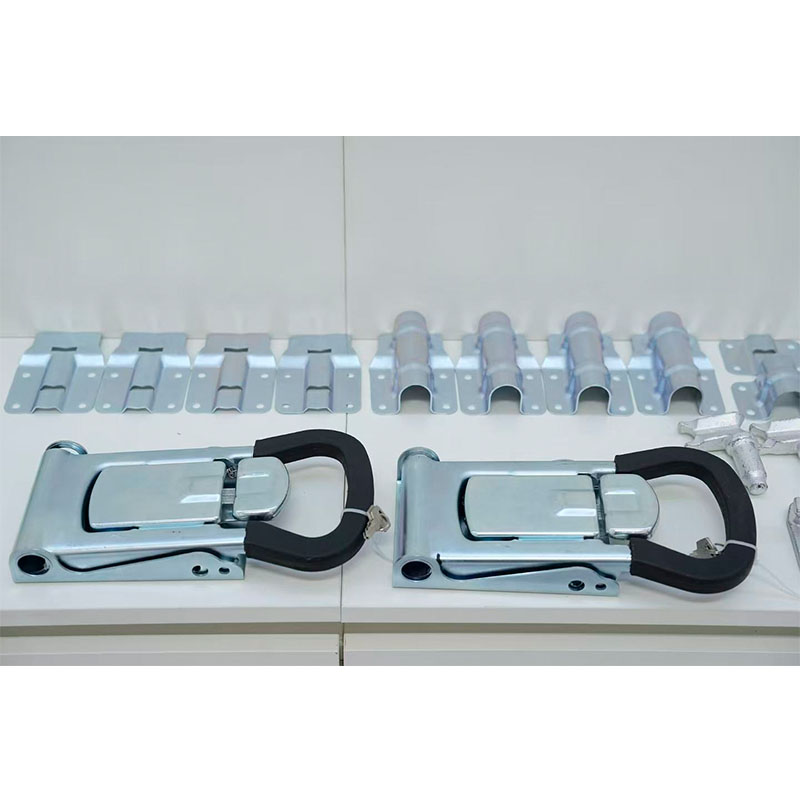 Заявка на замок для двери прицепа с фиксатором и петлями