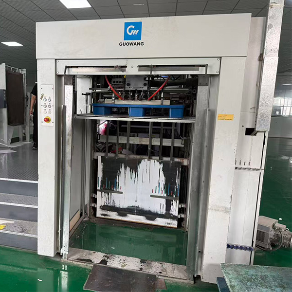 С внедрением высококачественного оборудования для высечки, Hebei Wantuo printing повысила интеллектуальные производственные мощности по упаковке подарочных коробок
