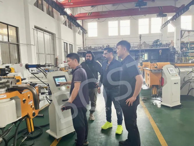 Клиенты из ОАЭ посетили завод, чтобы ознакомиться с техническими возможностями системы синхронной 3D-гибки труб