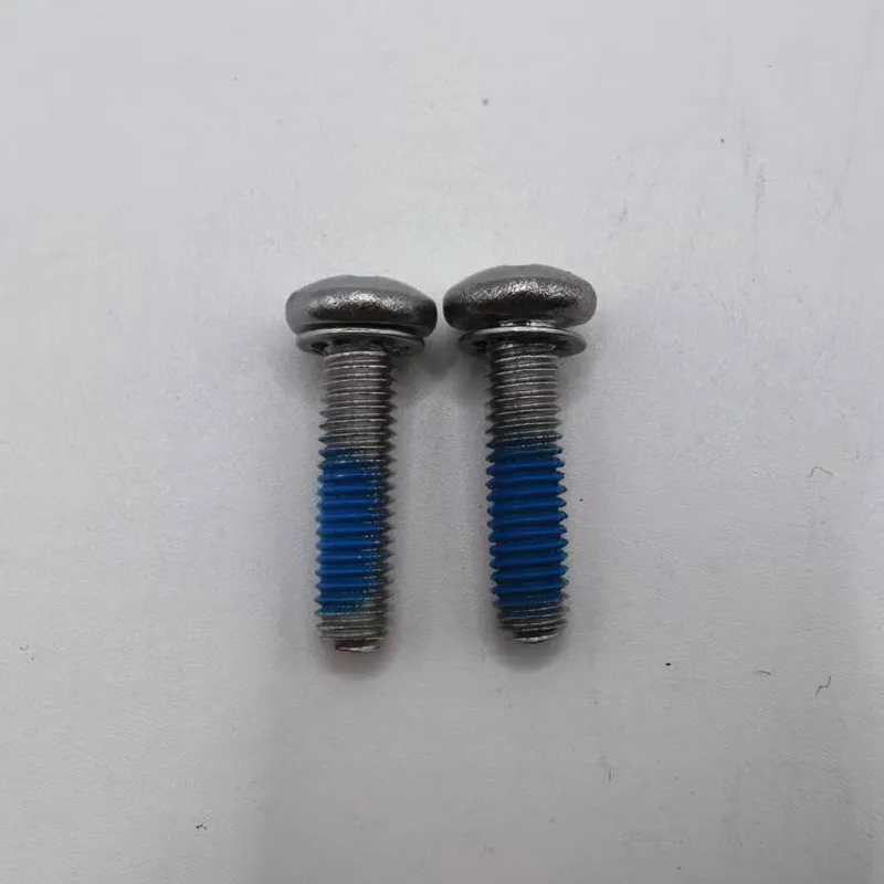 Винт с крестообразным шлицем, полукруглой головкой и двумя комбинированными стопорными зубчатыми шайбами