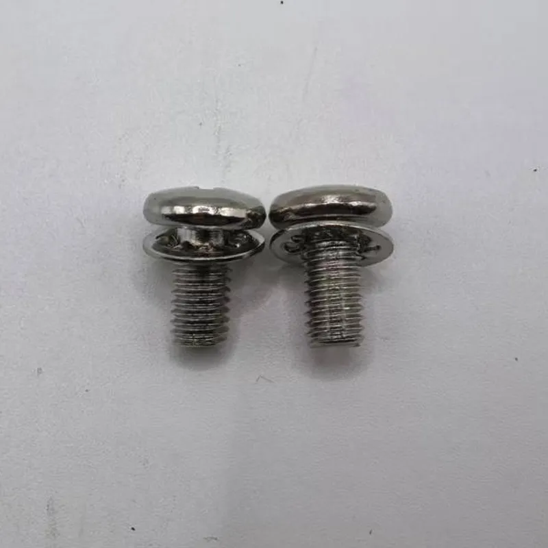 Винт с крестообразным шлицем, полукруглой головкой и комбинированной зубчатой шайбой