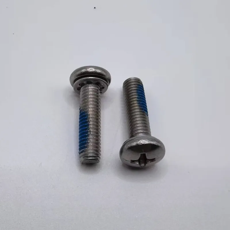 Винт с крестообразным шлицем, полукруглой головкой и невыпадающей зубчатой шайбой