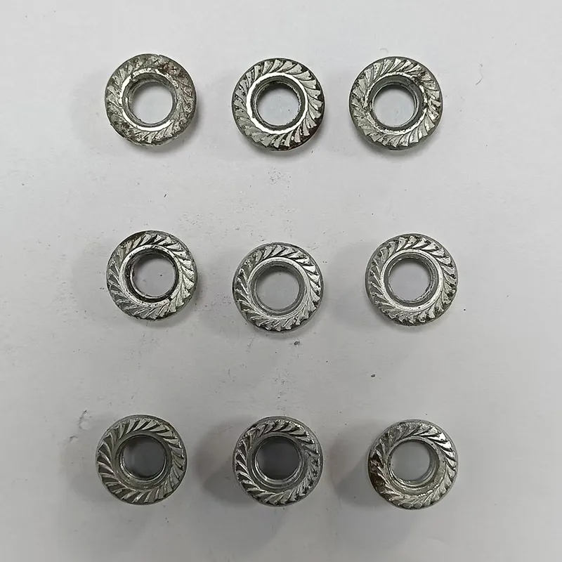 Гайки шестигранные с фланцем и зубчатым стопорным буртиком