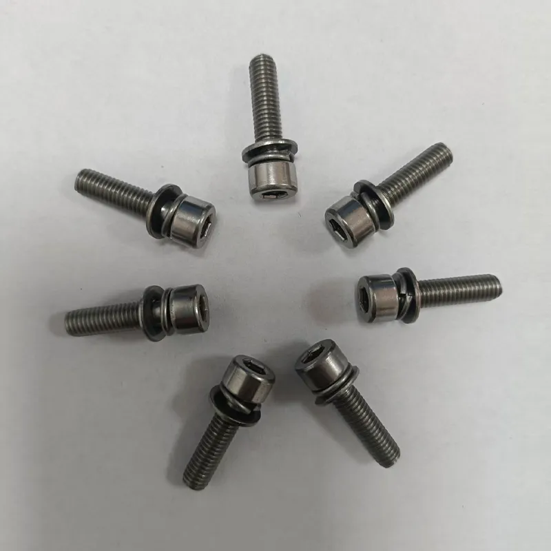 Комбинированный винт с цилиндрической головкой с внутренним шестигранником и плоской пружинной шайбой