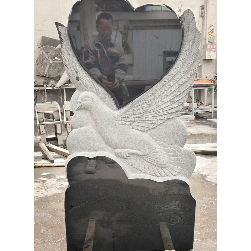 Monumento in granito personalizzato con una colomba della pace in volo a forma di cuore