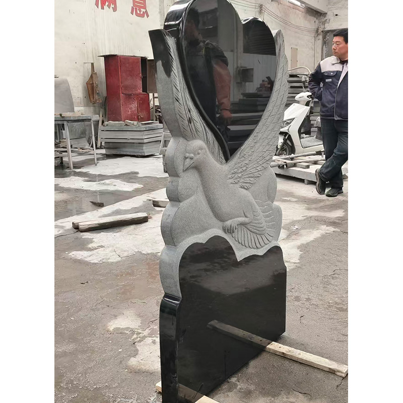 Monumento in granito personalizzato con una colomba della pace in volo a forma di cuore