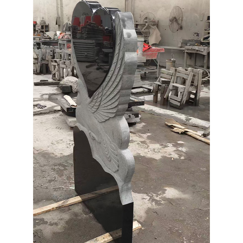 Monumento in granito personalizzato con una colomba della pace in volo a forma di cuore
