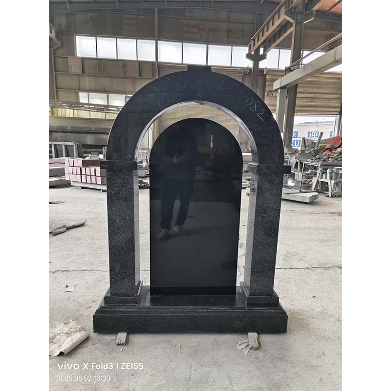 Tugu granit merah dengan desain lengkung (tunggal) sesuai pesanan