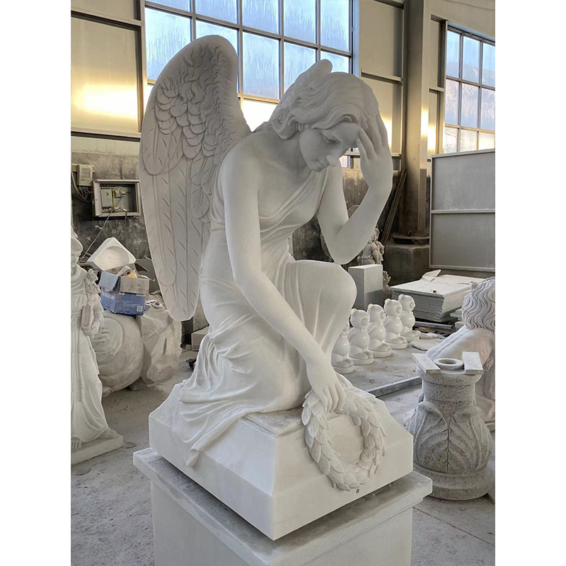 Scultura in marmo personalizzata di un angelo in preghiera