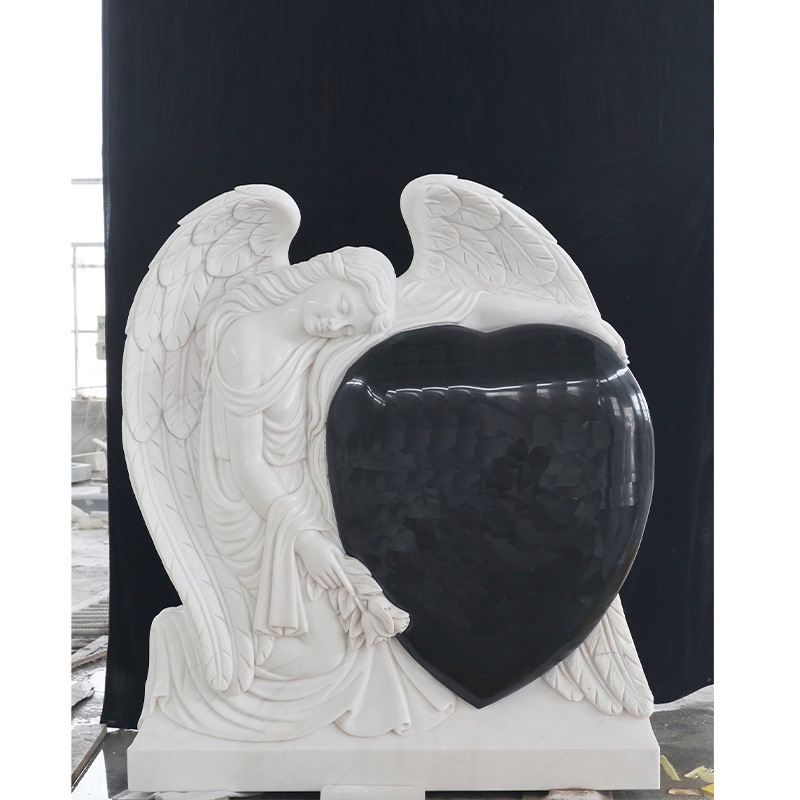 Scultura di angelo in piedi in marmo personalizzata per lapide