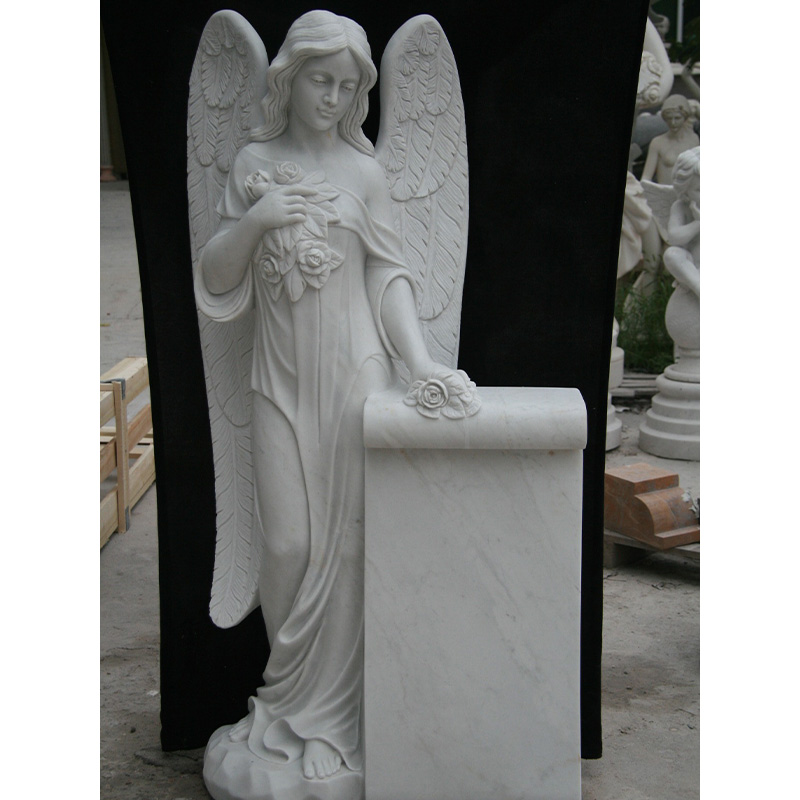 Scultura di angelo in piedi in marmo personalizzata per lapide