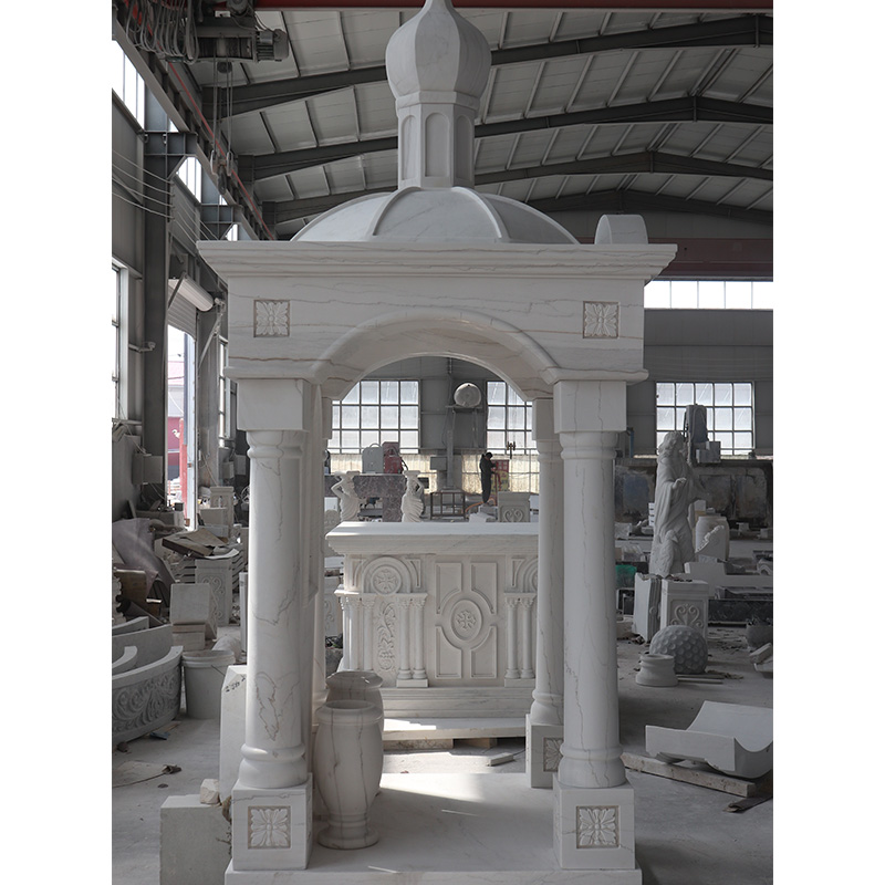 Monumento in marmo con tetto ad arco e croce personalizzata
