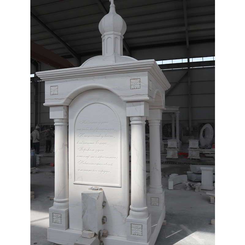 Monumento in marmo con tetto ad arco e croce personalizzata
