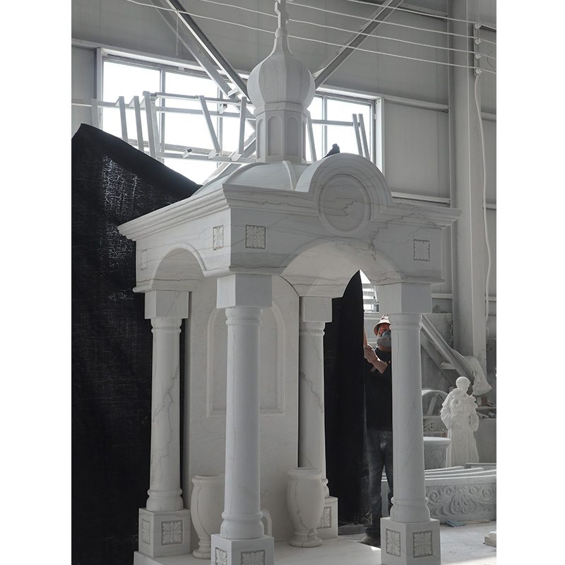 Monumento in marmo con tetto ad arco e croce personalizzata