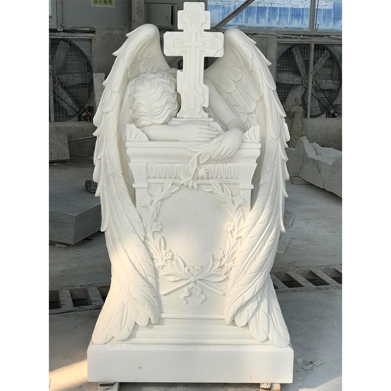 Marmordenkmal mit Kreuz- und Engelsschnitzerei auf Bestellung