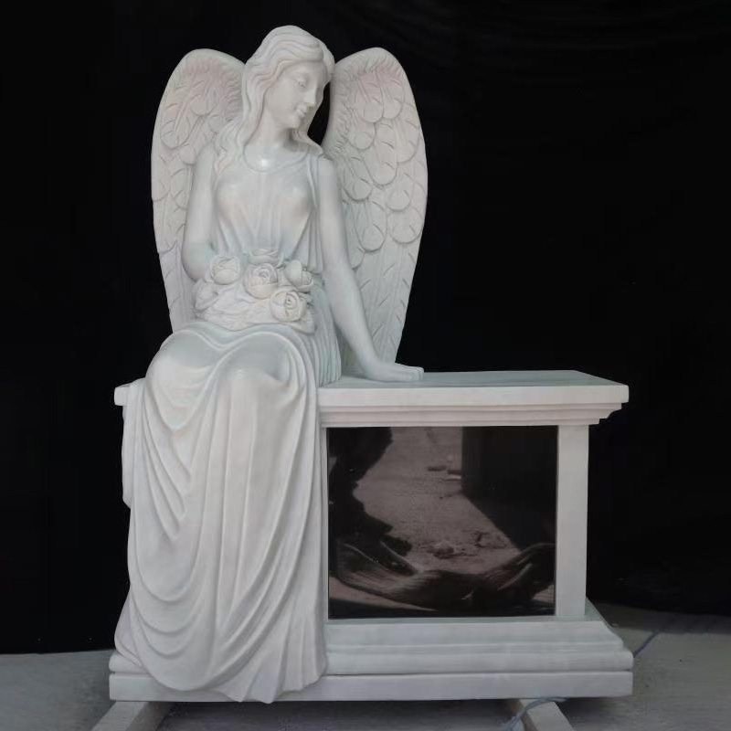 Lápide de mármore com escultura de anjo