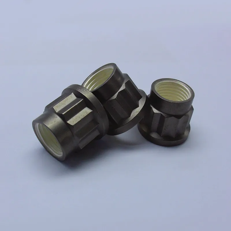 Самоконтрящиеся двенадцатигранные гайки с удлинённой бобышкой под ключ, с покрытием серебром и резьбой UNJF