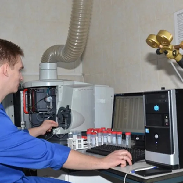 Атомно-эмиссионный спектрометр: точное аналитическое измерение химических элементов.