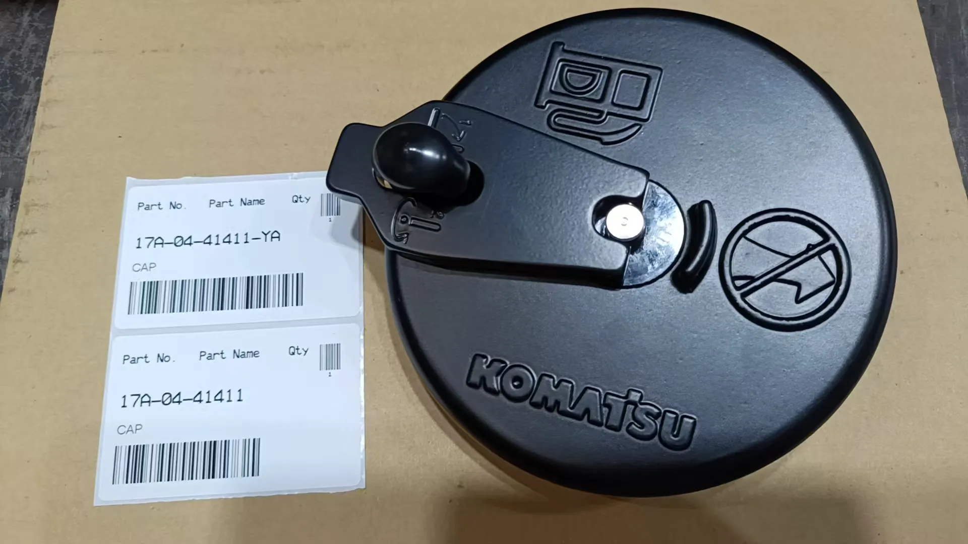 17A-04-41411 это крышка топливного бака для техники Komatsu