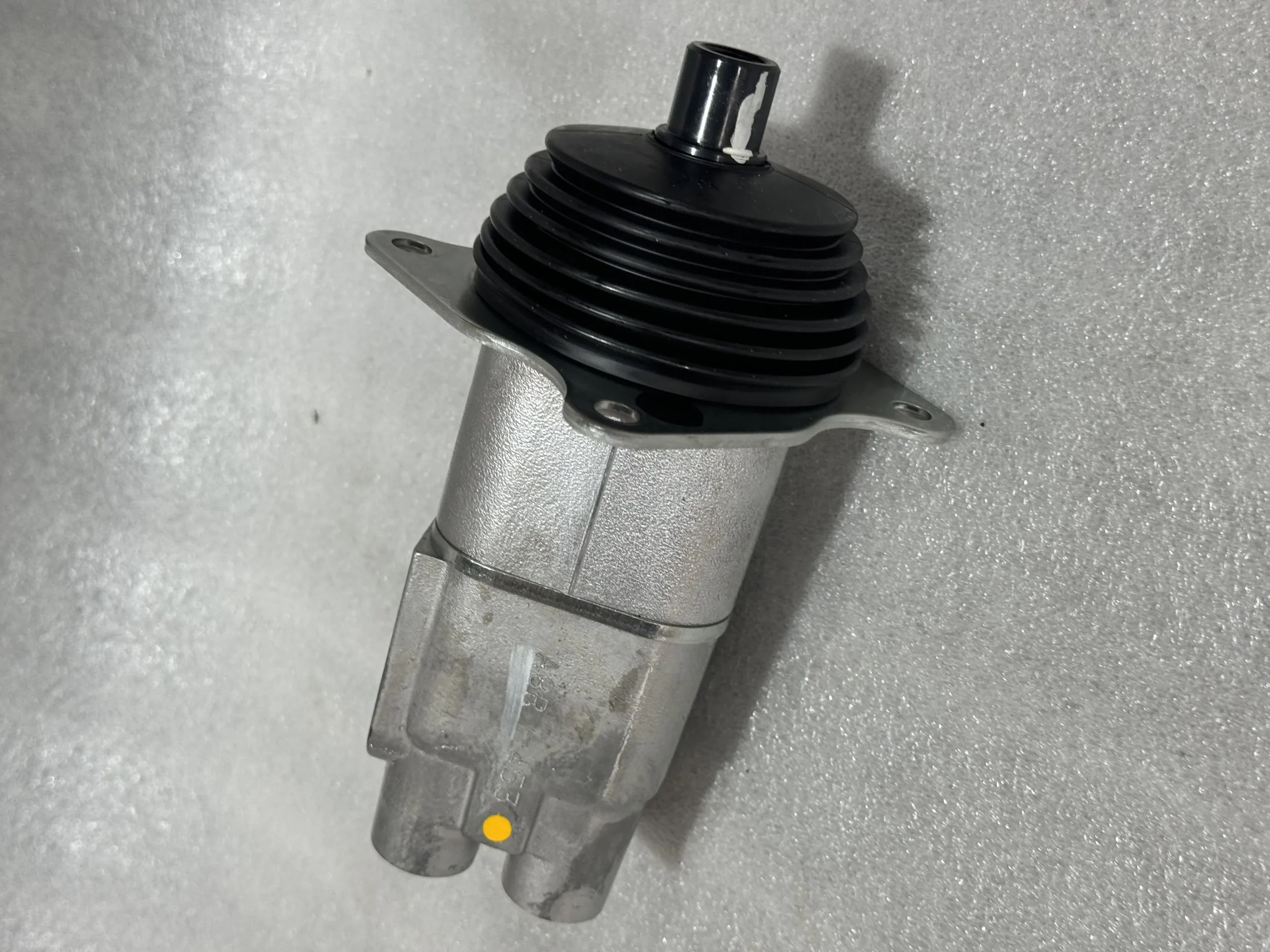 Клапан управления ручкой Komatsu 702 – 22 – 01030