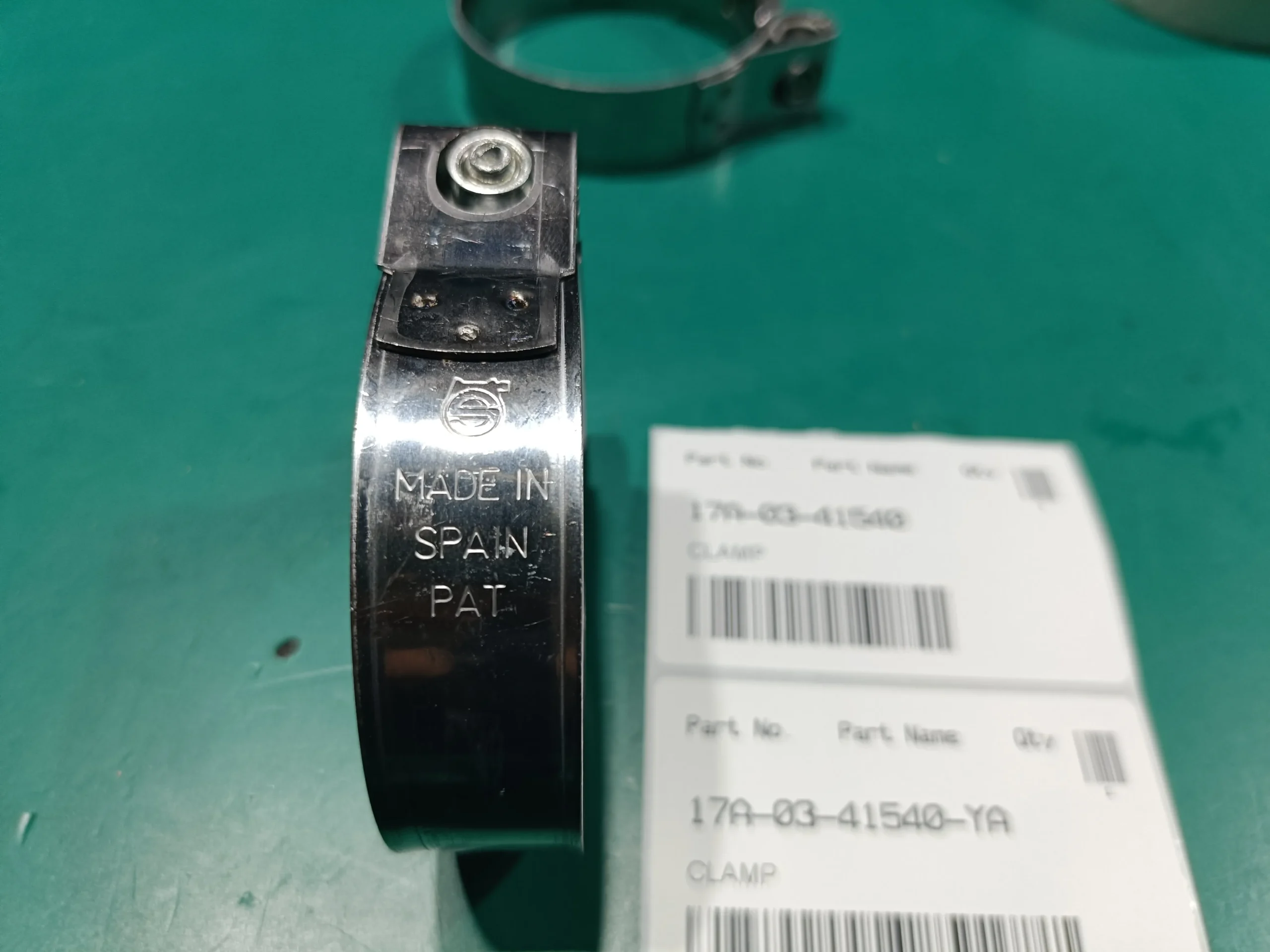 17A-03-41540  это зажим для техники Komatsu