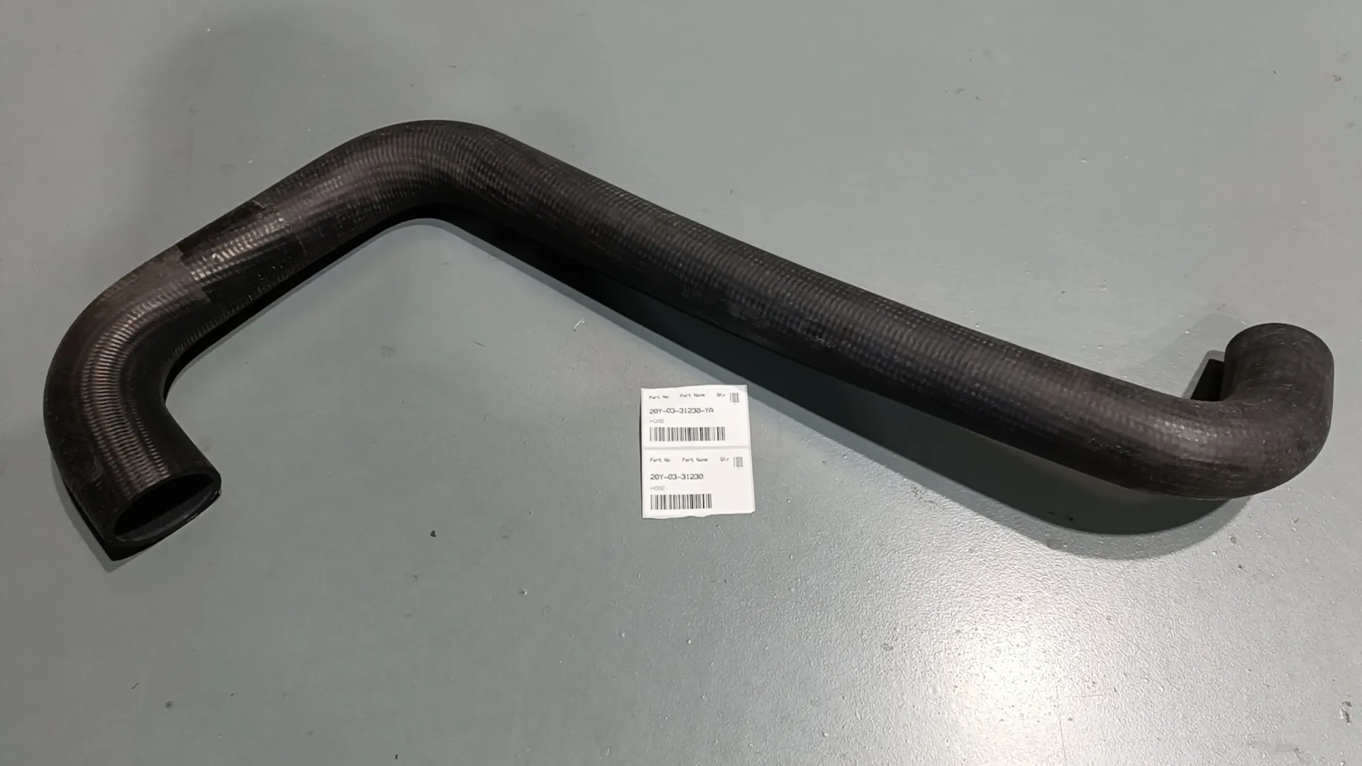 20Y-03-31230 Надёжный черный водяной шланг Komatsu