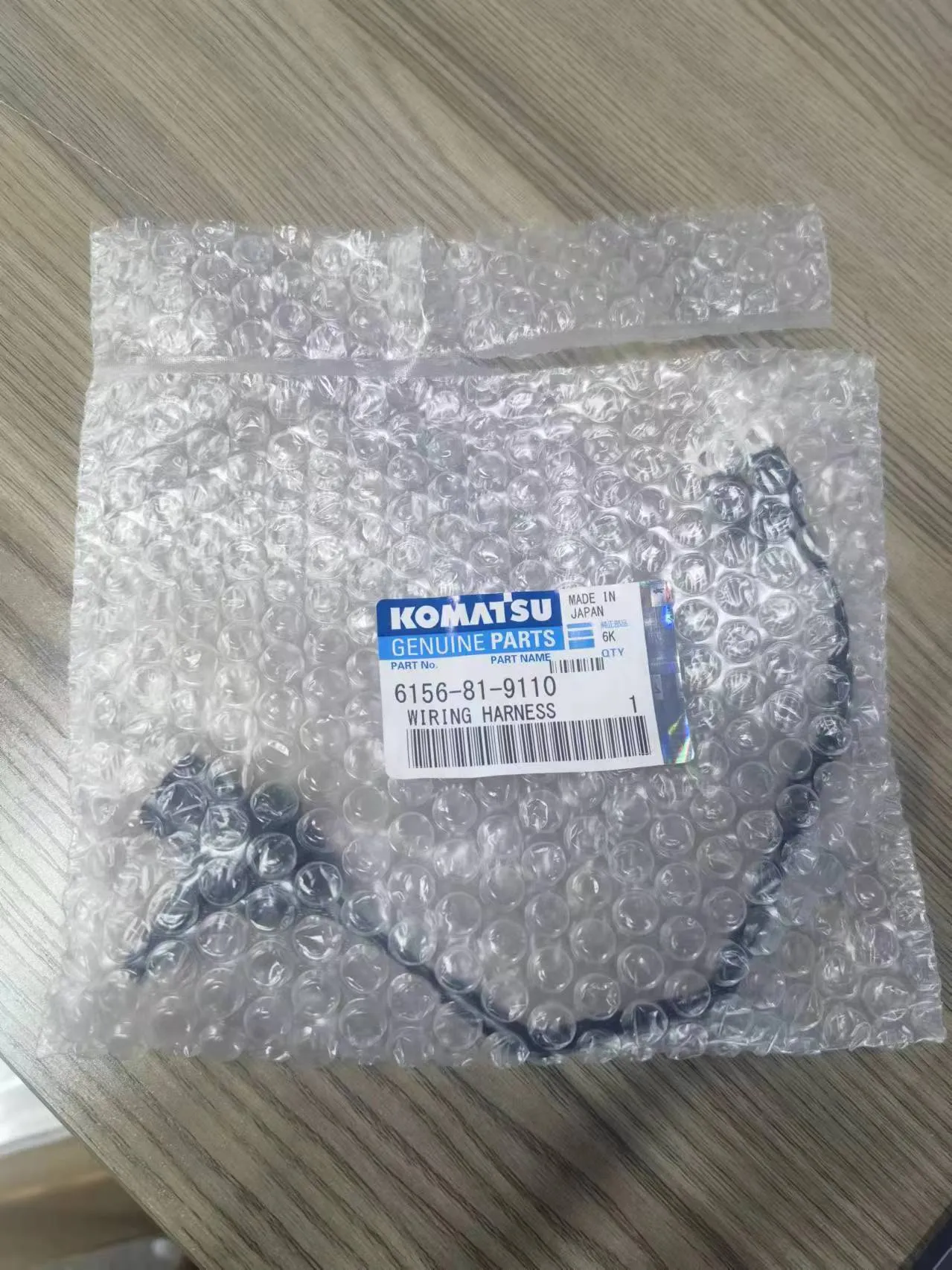 6156-81-9110 — это оригинальный жгут проводов, специально разработанный для обеспечения надежной работы двигателей Komatsu.