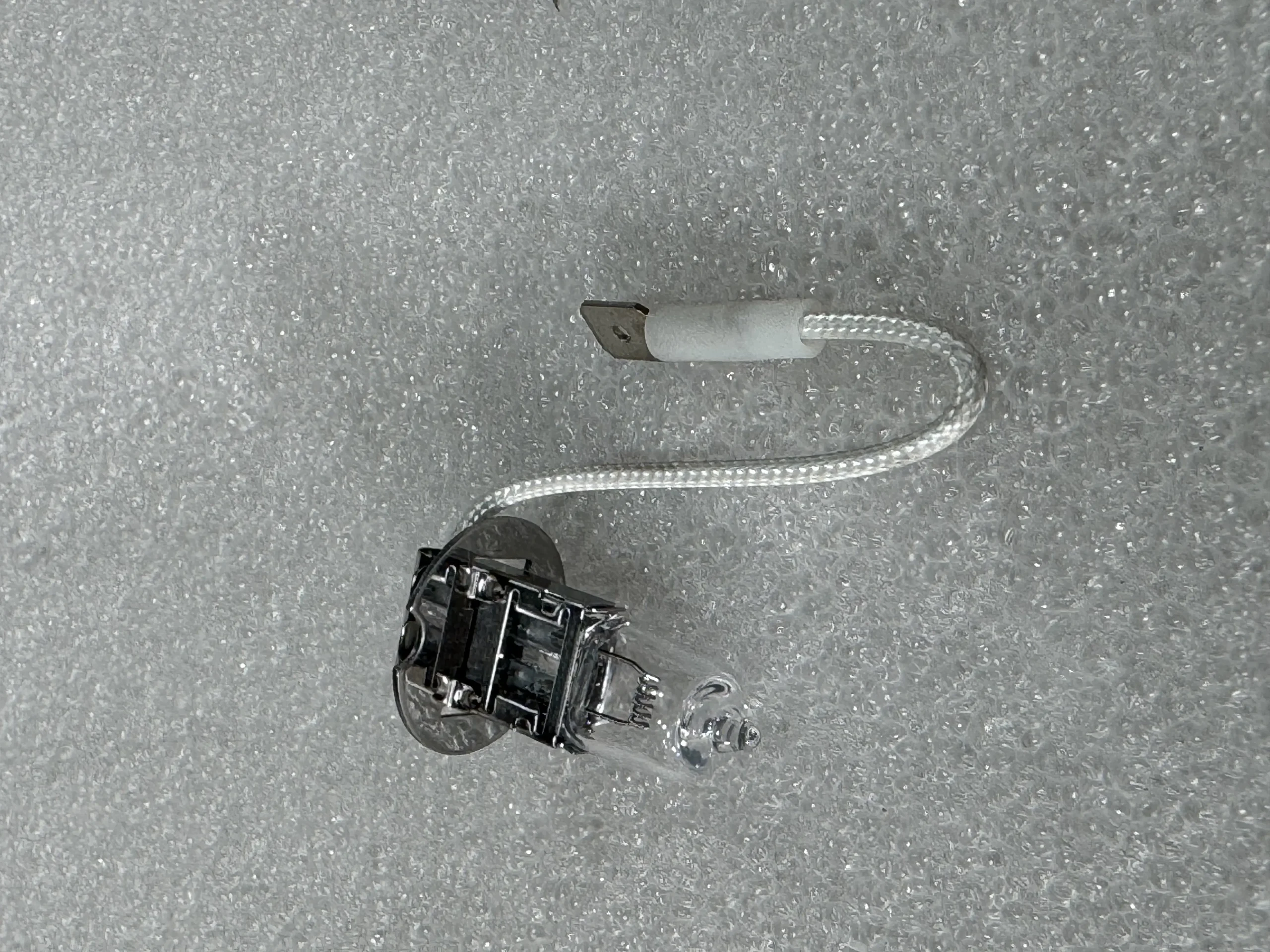 Лампочка Komatsu 421 – 06 – 23330 – YA