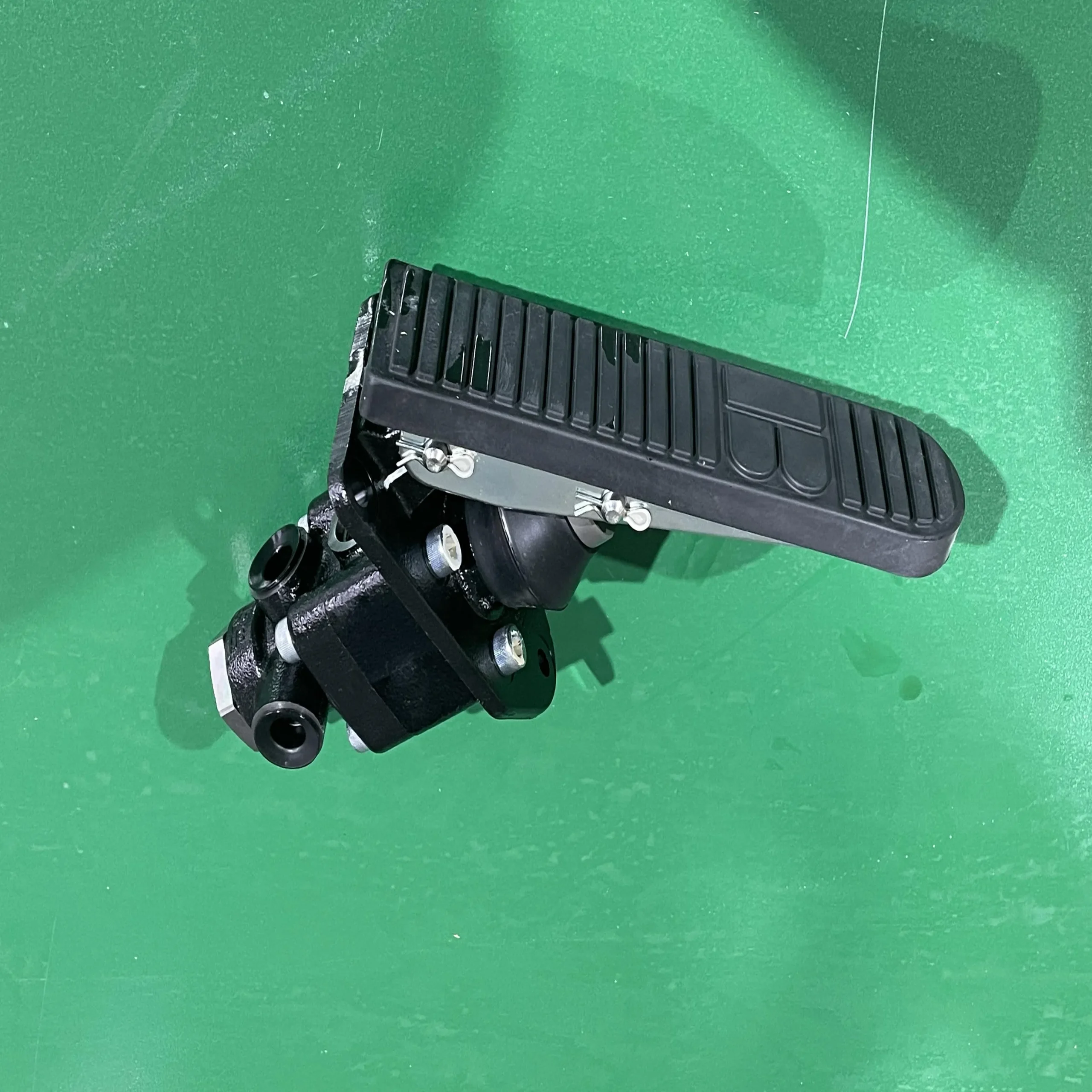 Оригинал Komatsu Тормозные клапаны 425 – 43 – 37200 для Komatsu WA500 – 3