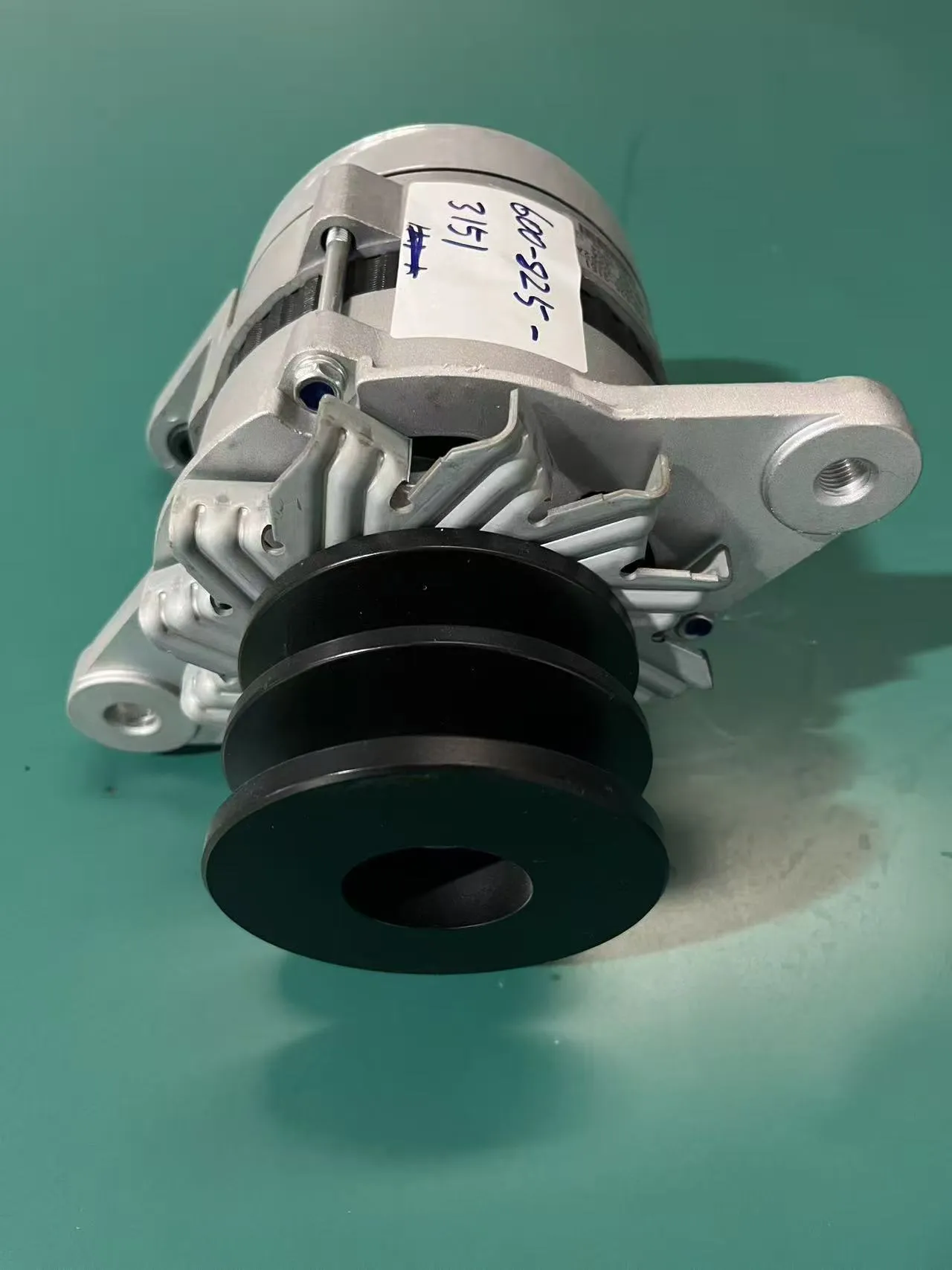 Оригинальный генератор переменного тока Komatsu A (35A) 600 – 825 – 3151