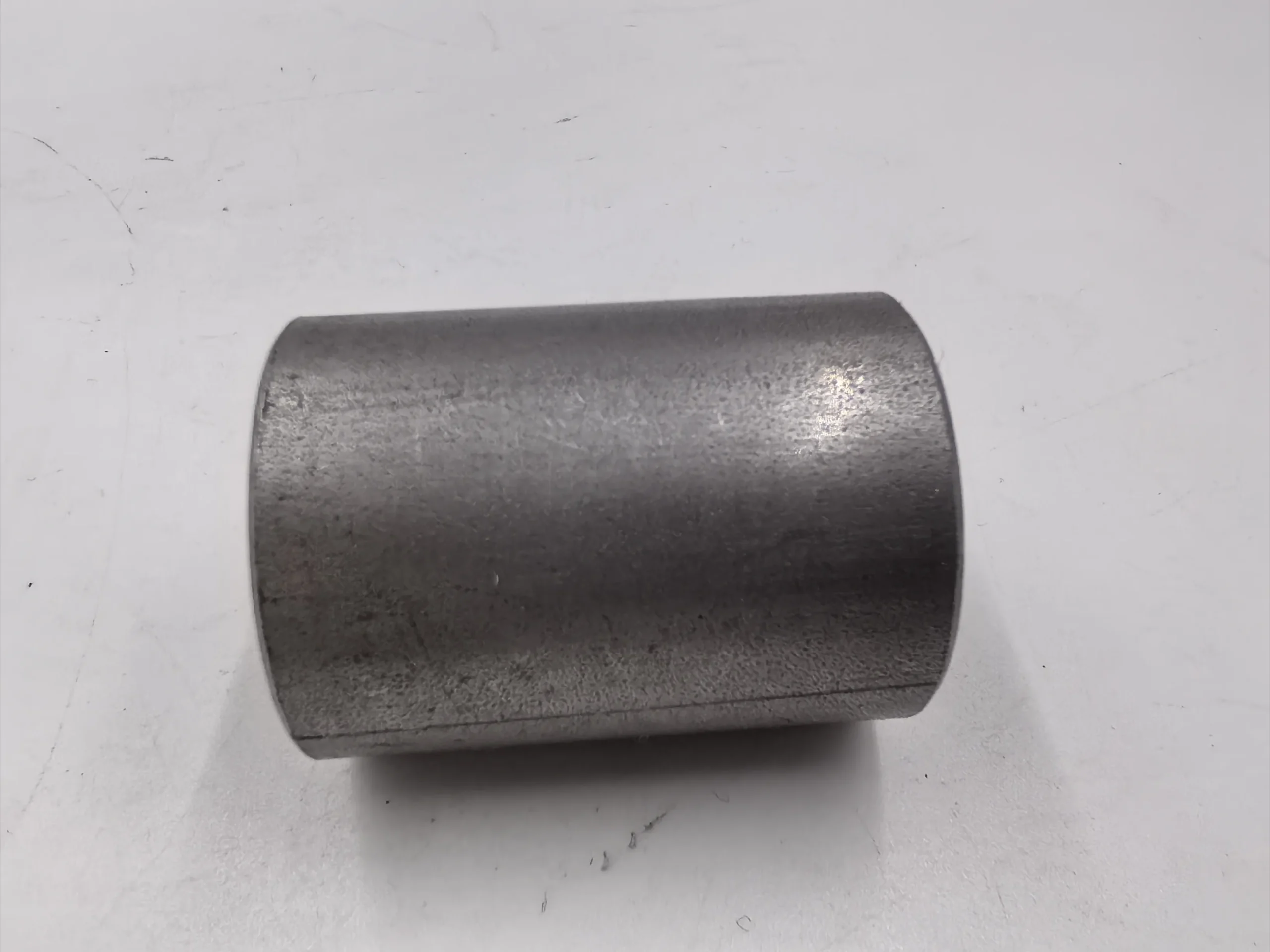 Комацу (Komatsu), номер детали 6933-51-5150 — это спейсер (прокладка/распорная втулка), который в основном используется в строительной технике и двигателях. надежная оригинальная деталь, используемая как часть компонентов двигателя.